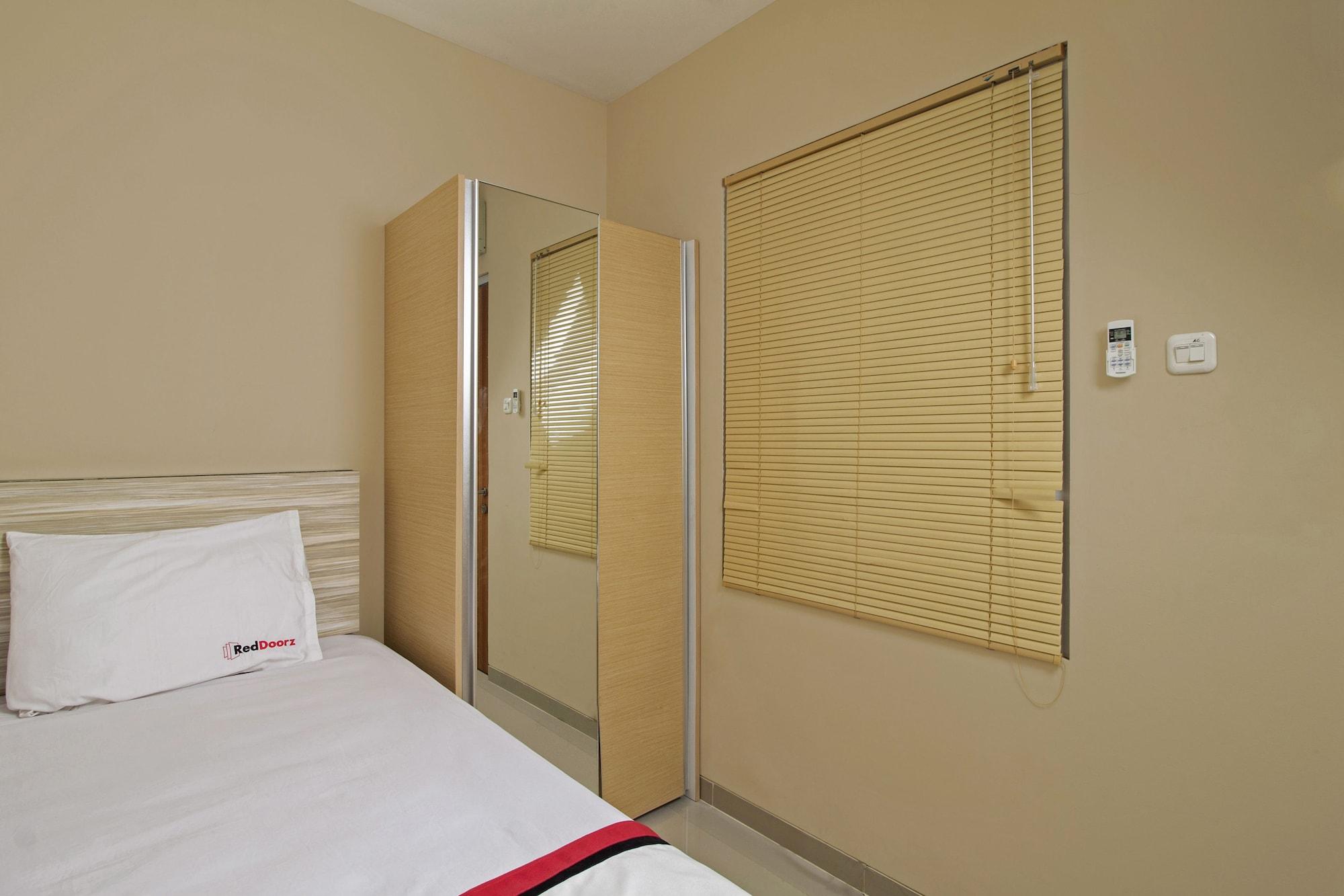 Reddoorz Plus @ Setiabudi Tengah Jakarta Exterior photo