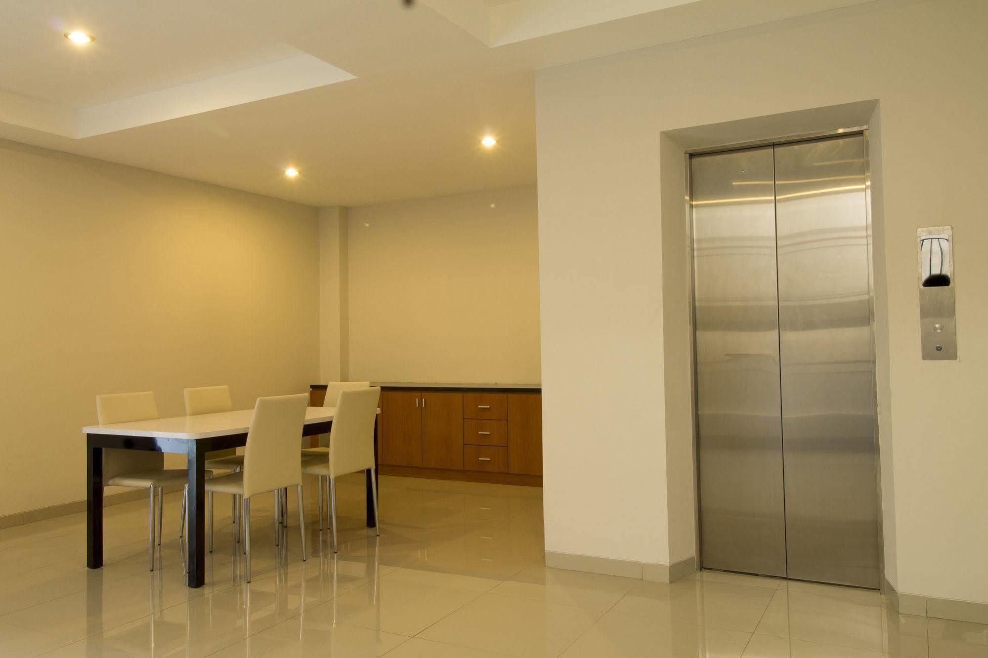 Reddoorz Plus @ Setiabudi Tengah Jakarta Exterior photo